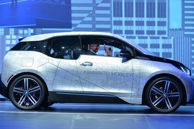 在2016年英特尔信息技术峰会上， 来自宝马的Elmar Frickenstein乘坐无人驾驶的 BMW i3来到舞台。英特尔、宝马集团和Mobileye正在共同努力，希望在2021年推出一款全自动驾驶汽车。