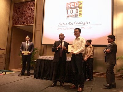 天旦CEO杨光辉先生接过来自《红鲱鱼》（Red Herring）的奖杯及证书