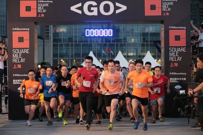 2016彭博一英里接力赛-上海站发枪与起跑瞬间，所有跑者为团队荣誉全力以赴