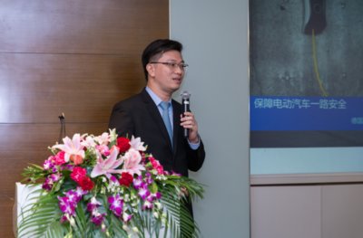 TUV莱茵大中华区交通服务部副总裁黄余欣在颁奖典礼上发表演讲