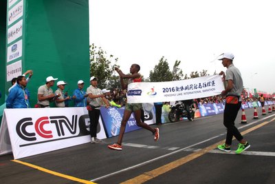 The 2016 Hengshui Lake International Marathon & National Marathon Championships (No. 4 Station) kicked off on September 24th in Hengshui, a city in China’s Hebei province. The picture is of the full marathon men's champion's sprint at the finish.