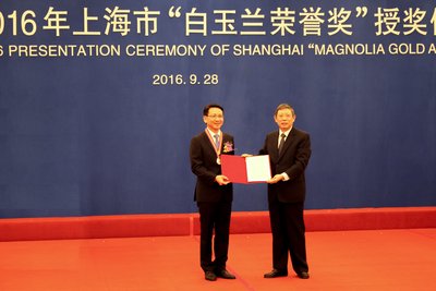 Mr.Phua, AT&S BU MS CEO, receiving Shanghai Magnolia Award from Mr. Yang Xiong, Mayor of Shanghai