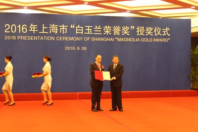 Yang Xiong, Mayor of Shanghai, presents the award to Marco