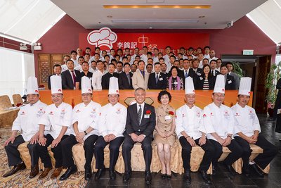 Charlie Lee, Lee Kum Kee Sauce Group Chairman, and Madam Shang Ha-ling, Secretary-General of the World Federation of Chinese Catering Industry (WFCCI) joined the 7 influential judges and 21 Chinese culinary associations to offer their active encouragement to the 43 contestants of Lee Kum Kee Chinese Culinary Challenge 2016 from 13 regions around the world before the challenge began.