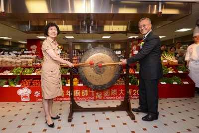 Charlie Lee, Lee Kum Kee Sauce Group Chairman, and Madam Shang Ha-ling, Secretary-General of the World Federation of Chinese Catering Industry (WFCCI) sounded the traditional gong to kick start Lee Kum Kee International Young Chef Chinese Culinary Challenge 2016.