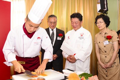 Students from Lee Kum Kee’s “Hope as Chef” CSR programme in China served up a smile with their outstanding culinary finesse when it came to food crafting and cold-dish plating.