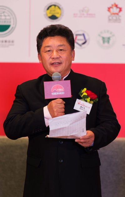 李锦记青年厨师中餐国际大赛2016评审团代表中国烹饪大师卢永良大师在颁奖台上分享对大赛的观点。