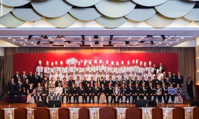 李锦记酱料集团主席李惠中先生与各中餐组织、评审和各得奖者合照。