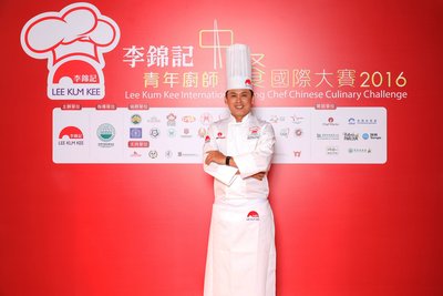 Lee Kum Kee International Young Chef Chinese Culinary Challenge 2016 champion and the “Gold and Distinction Awards” winner Tan Kean-loon (Singapore), with the winning dish “Lee-Kee Classic Beef Tenderloin”.