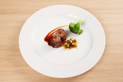 Lee Kum Kee International Young Chef Chinese Culinary Challenge 2016 champion and the “Gold and Distinction Awards” winner Tan Kean-loon (Singapore), with the winning dish “Lee-Kee Classic Beef Tenderloin”.