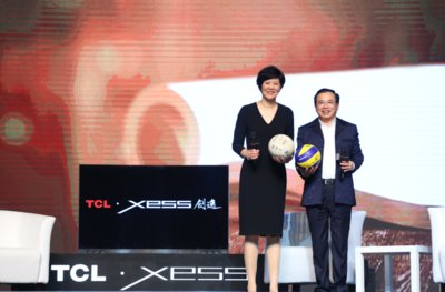 XESS TV 제품군 출시를 함께 발표하는 "Jenny" Lang Ping 중국 여자배구 국가대표팀 감독과 Li Dongsheng TCL Corporation 회장 겸 CEO
