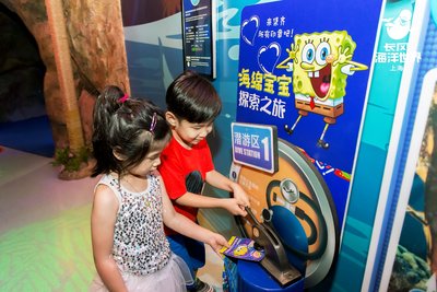 来上海长风海洋世界和海绵宝宝一起在“鲨滩”玩游戏