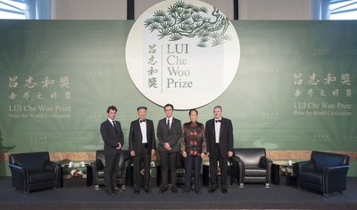 呂志和賞（リュー・チェウー賞）－世界文明賞は2016年10月3日、第1回授与式を開催。左から：福祉向上賞受賞者である国境なき医師団（MSF：Médecins Sans Frontières）を代表してMSF香港エグゼクティブ・ディレクターのレミ・キャリエ；賞創設者の呂志和博士；福祉向上賞受賞者であるMSF を代表してMSF香港会長、主席劉鎮鯤（リュー・チェンクン）博士；持続可能賞受賞者を代表して袁隆平（ヤン・ロンピン）教授；ポジティブエネルギー賞受賞者ジェームス・アール・「ジミー」・カーター氏代理のジェームス・アール・「チップ」カーター3世。