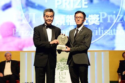 Dr. Chiels Liu Chen-Kun, President, Médecins Sans Frontières (MSF) Hong Kong, on behalf of MSF, receiving the Welfare Betterment Prize of LUI Che Woo Prize – Prize for World Civilisation 2016.