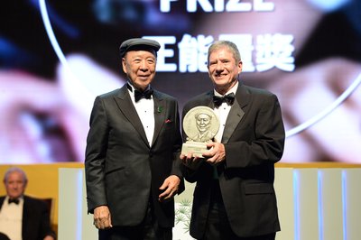 Mr. James E. “Chip” Carter, III representing Mr. James Earl “Jimmy” Carter, Jr., receiving the Positive Energy Prize of LUI Che Woo Prize – Prize for World Civilisation 2016.