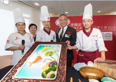 图一 李锦记酱料集团主席李惠中先生（右二）现场勉励北京班希望厨师田野（右一）和张凤英（右三）