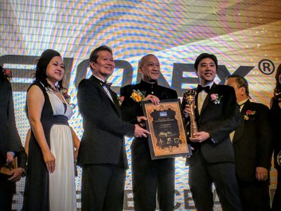 President of the Malaysia Retail Chain Association (MRCA), Datuk Garry Chua (second from left) and YB Dato' Seri Mohamed Nazri bin Tan Sri Abdul Aziz, Minister of Tourism and Culture of Malaysia (third from left) presenting the Outstanding Excellence Award to Dato’ Seri Ivan Teh, Managing Director of Fusionex (right) during the MRCA Crown Awards 2016.