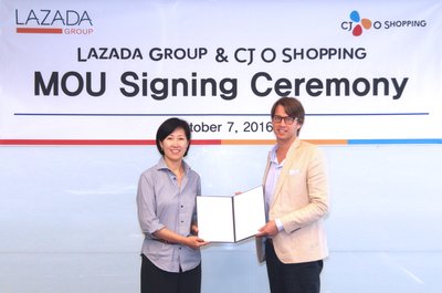 CJ O Shopping executive vice president Ms Jin Jeong Nim (L) with Lazada Group president Stein Jakob Oeie (R) at the signing of the MOU on 7 October.