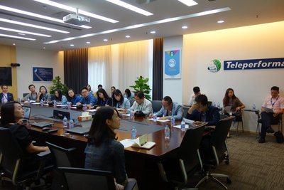记者代表团一行在会议室聆听Teleperformance公司业务及发展历史介绍