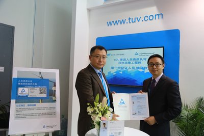 TUV莱茵大中华区风能服务总经理朱国先生向首批获证人员颁发个人资质证书