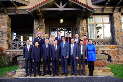 特鲁多携内阁成员与中国企业家俱乐部代表合影