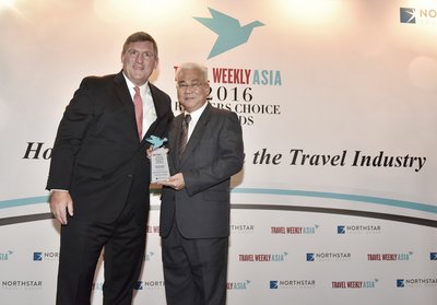 Mr Tan Kim Seng (kanan), Direktur Operasional, Meritus Hotels & Resorts, bersama Mr Robert G. Sullivan, Presiden Grup Perjalanan, Northstar Travel Group.