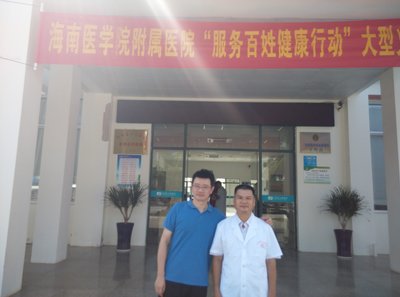 梅斯医学编辑（左）和三沙市人民医院副院长林显伟