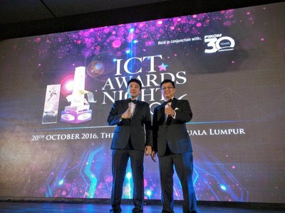 MD and CEO of Fusionex, Dato’ Seri Ivan Teh (left) and PIKOM Chairman, Mr. Chin Chee Seong (right) at the ICT Awards Night 2016 held at the Majestic Hotel, Kuala Lumpur.