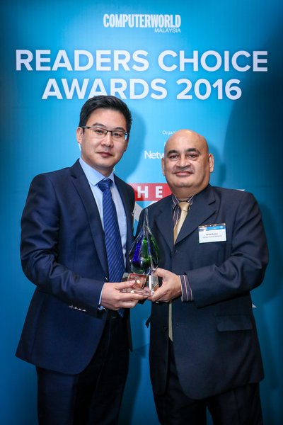Jimmy Jin, Director of Malaysia IT & Data Center Solution Sales receives award from Avanti Kumar, Computerworld Malaysia editor.