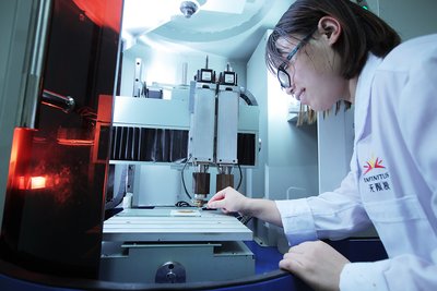 華中科技大學無限極現代制劑技術聯合實驗室科研人員展示新型制劑技術