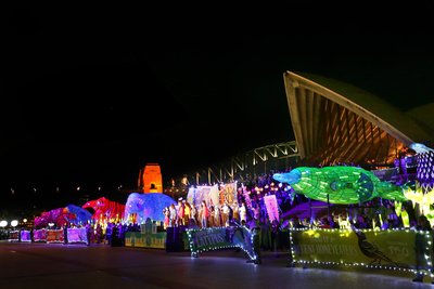 塔龍加動物園舉辦壯觀的百年紀念遊行，點亮悉尼街道