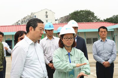 高能环境修复公司总经理魏丽为考察团介绍项目情况