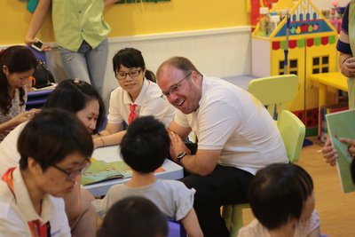 沃尔玛中国的志愿者们跟小朋友们亲切互动