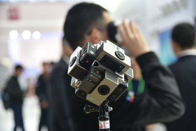 S5plus运动相机装在萤石特制VR拍摄套件上进行展示