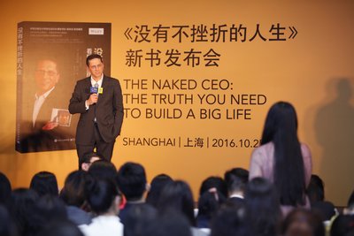 Alex responded to the audience’s questions in the book launch in Shanghai on 25 Oct. His humorous answers were received with great applause.
