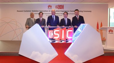 Dato' Seri Idris Jusoh, Minister of Higher Education; Tan Sri Ong Ka Ting, Chairman of Malaysia China Business Council; Dato' Sri Najib Tun Razak, Prime Minister of Malaysia; Ryan Ding, Executive Director of the Board and President of Products & Solutions, Huawei; David Wei, President of Southern Pacific Region, Huawei officiates Huawei's new and second CSIC located in Integra Tower, The Intermark, Kuala Lumpur