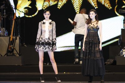 中国超模何穗、裴蓓，2016年10月14日由APAX LIVE在上海主办的Fashion Rocks亚洲首秀