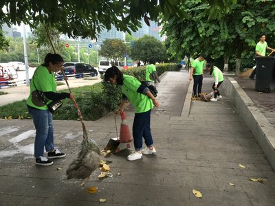 志愿者清扫街道