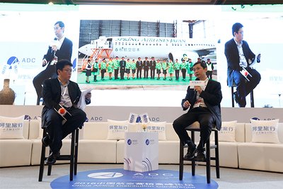 环球旅讯CEO李超（左）对话春秋航空总裁王煜（右）
