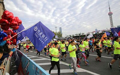 2016上海国际马拉松赛鸣枪 兴业银行倡导运动“趣”主张