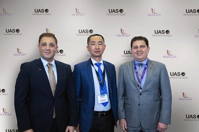 从左至右：UAS董事长Omar Hosari先生，金鹿公务董事长张鹏先生，UAS执行主席Mohammed Husary先生