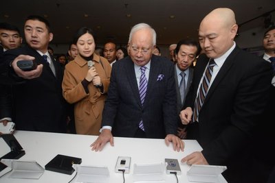 Malaysian Prime Minister Dato’ Sri Najib Razak being briefed on the latest AMOLED technology during his visit to Gu'an Industry City.