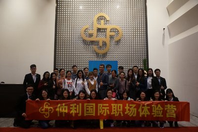 上海大学全体来访学生合影