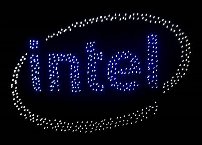 500架Intel®Shooting Star™无人机进行灯光秀表演