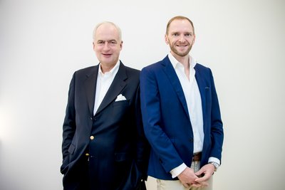 FairMedOnline创始人兼首席执行官菲利普-格拉夫-冯-哈登贝格、（右）FairMedOnline首席财务官兼首席运营官马蒂亚斯-伯杰