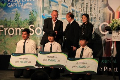 Asia Plantation Capital presenting scholarship awards to students of Kasetsart University.