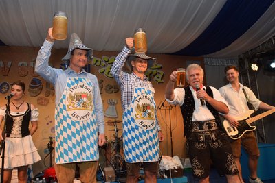 历经150年的TÜV SÜD一直德国啤酒节提供游乐设施、帐篷、食物容器的安全和可靠性检测