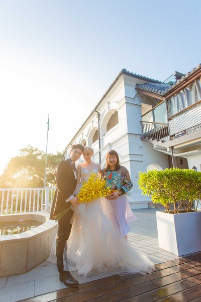 準新娘陳明恩(Corinna Chamberlain)與香港歷史文物保育建設有限公司黃寶兒於UNESCO獲獎的大澳文物酒店前合照及分享漁村婚嫁習俗。