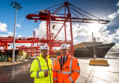 Peel Ports 集團行政總裁Mark Whitworth與英國國際貿易大臣霍理林於Liverpool2 (2)