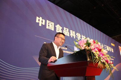 李锦记企业事务执行副总裁孔君道向获奖学生表示祝贺